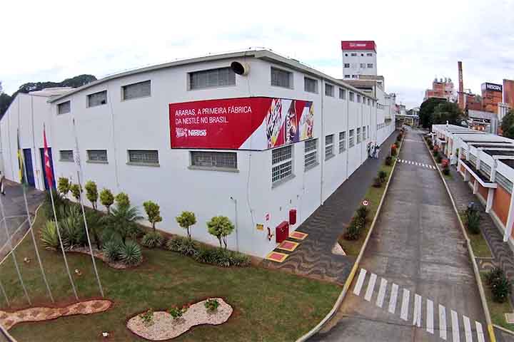 <p>No Brasil, a inauguraÃ§Ã£o da primeira fÃ¡brica ocorreu em 1921 na cidade de Araras, interior de SÃ£o Paulo. Ali se deu o inÃ­cio da produÃ§Ã£o de Leite MoÃ§a. JÃ¡ a fabricaÃ§Ã£o da Farinha LÃ¡ctea comeÃ§ou em 1924, seguido, quatro anos depois, do leite em pÃ³ integral e das fÃ³rmulas infantis.</p>
<p>&nbsp;</p>
