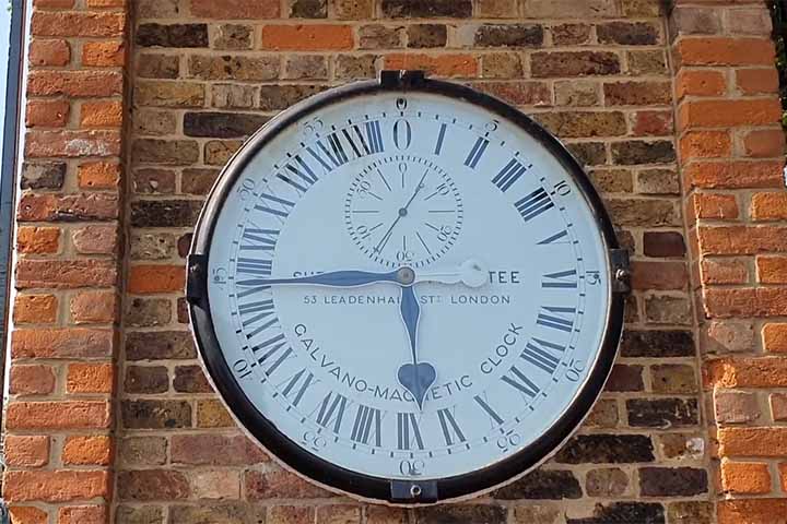 Entre essas contribuições esteve o desenvolvimento de cronômetros marítimos precisos, como o revolucionário H4 criado pelo relojoeiro John Harrison. 