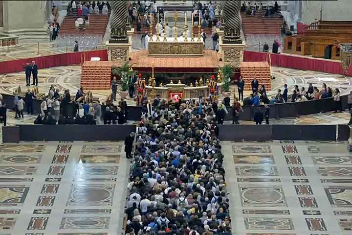 <p>Os incidentes recentes revelam, desse modo, fragilidades sociais contemporâneas, como destacou Gambetti, lembrando que há vulnerabilidades hoje que seriam inimagináveis há apenas duas décadas.</p>
