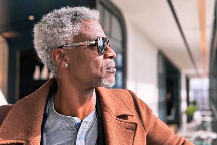 Charles Parnell - Cabelos grisalhos/brancos - Reprodução do Instagram @thisischarliep