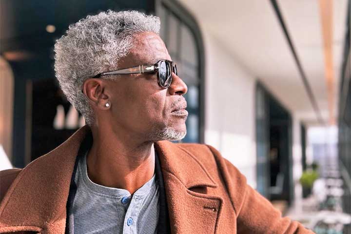 Em mÃ©dia, o processo inicia por volta dos 35 anos em pessoas brancas, no fim dos 30 em asiÃ¡ticos e por volta dos 45 em pessoas negras. Mesmo assim, hÃ¡bitos de vida tambÃ©m podem influenciar.