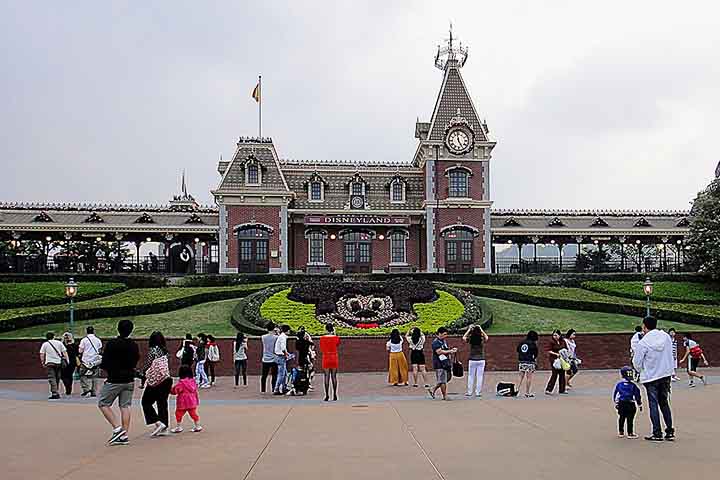 <p>Hong Kong (China) – Aberto em 2005 na ilha de Lantau, o Hong Kong Disneyland é dividido em áreas como Fantasyland, Adventureland e Tomorrowland. Apesar de ser menor que outros complexos, oferece atrações marcantes e mistura elementos tradicionais da Disney com influências culturais chinesas, criando uma experiência diferenciada.</p>
