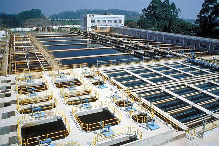 Além da saúde, a poluição do lençol freático afeta a economia, pois aumenta os custos de tratamento da água e reduz a produtividade agrícola. Empresas e governos precisam investir mais em tecnologias de descontaminação. Assim, a prevenção é sempre mais barata que a correção.