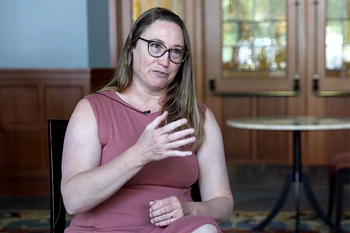 <p>Segundo Maureen Carroll, os textos jurídicos refletem apenas a visão da elite masculina. Já o gesso nos sepultamentos revela a realidade das famílias, onde o luto era vivido intensamente. O material dá voz ao silêncio das crianças.</p>
