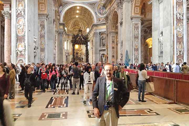 <p>Apesar dos episódios, o Vaticano insiste que a Basílica, especificamente classificada pela UNESCO, catalogada e preservada como Património Mundial da Humanidade, deve continuar sendo um espaço de liberdade espiritual, onde os fiéis e turistas possam sentir acolhimento e não intimidação.</p>
<p>&nbsp;</p>
