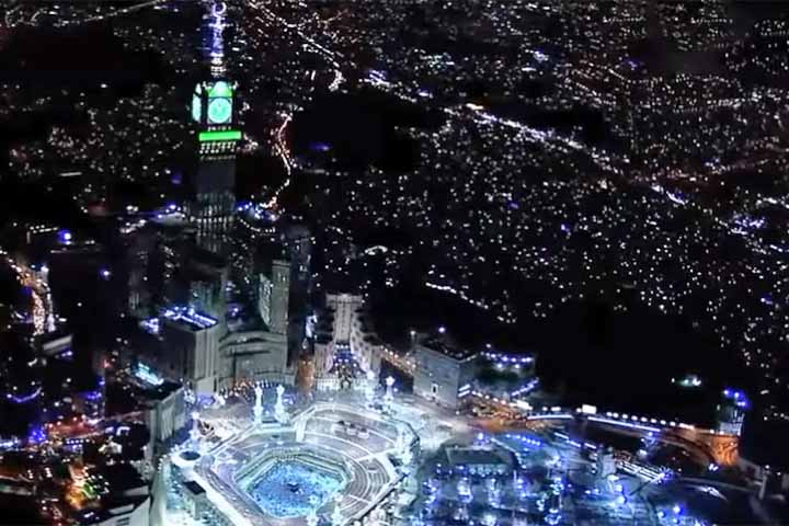 <p>O relógio monumental se tornou um marco visual de Meca e um exemplo de grande escala da engenharia e da arquitetura contemporâneas voltadas ao turismo religioso.</p>
