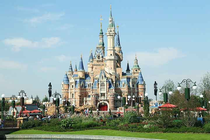 <p>Xangai (China) – Inaugurado em 2016 em Pudong, o Xangai Disney Resort é o mais novo e grandioso parque da Disney. Com 47 atrações e o maior castelo já construído, que homenageia todas as princesas, o complexo tem o dobro do tamanho da Disneyland Califórnia. Assim, ele simboliza a expansão moderna da marca na Ásia.</p>
