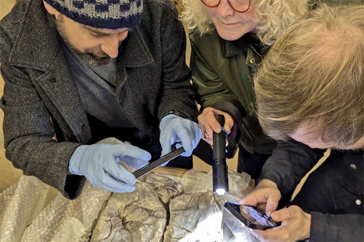 <p>Os sepultamentos em gesso de York mostram que o sofrimento das famílias romanas não era diferente do que vemos hoje. O gesso, ao preservar corpos e memórias, revela que até os mais pequenos eram profundamente valorizados. Assim, a arqueologia reescreve a história do afeto na Roma antiga.</p>
