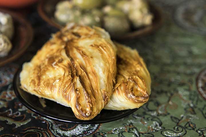 <p>Nenhuma viagem a Malta está completa sem provar o pastizzi. Essa massa folhada recheada de ricota ou pasta de ervilhas é vendida em bares tradicionais. Simples e saboroso, tornou-se símbolo da culinária popular. Assim, o pastizzi conecta turistas e locais em torno de um prazer gastronômico acessível.</p>
