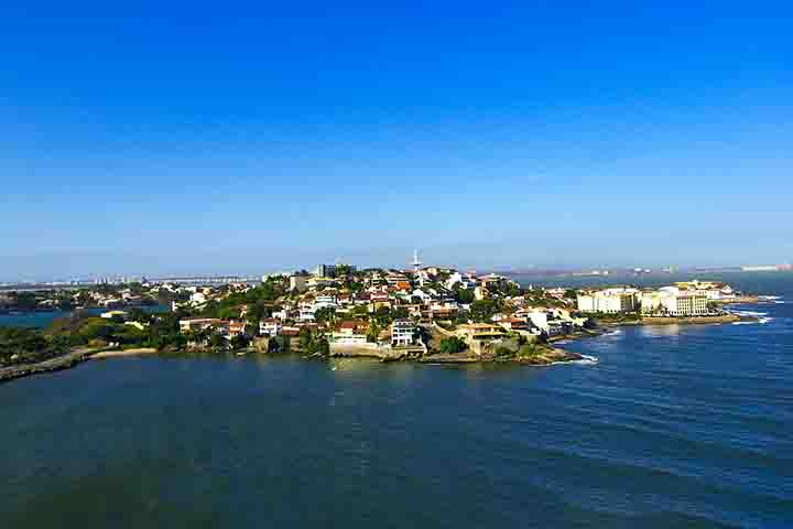 Fundada em 1551 durante o perÃ­odo colonial portuguÃªs, VitÃ³ria surgiu inicialmente como uma estratÃ©gia defensiva contra ataques indÃ­genas e estrangeiros, o que explica a escolha de sua localizaÃ§Ã£o insular e estratÃ©gica.