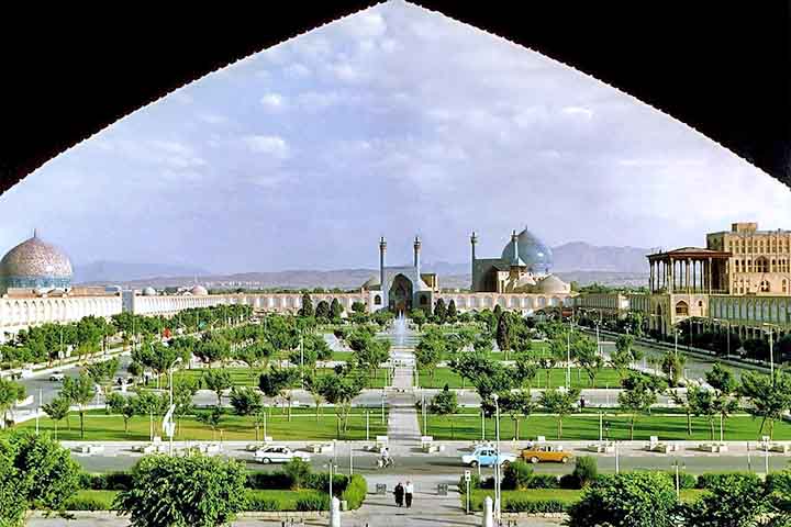 <p>Ao percorrer palácios e jardins persas, percebemos que cada espaço é mais que arquitetura: é filosofia, política e arte entrelaçadas. A tradição iraniana revela como o homem buscou recriar o paraíso na terra. A Pérsia, assim, vive em cada pedra e cada flor.</p>

