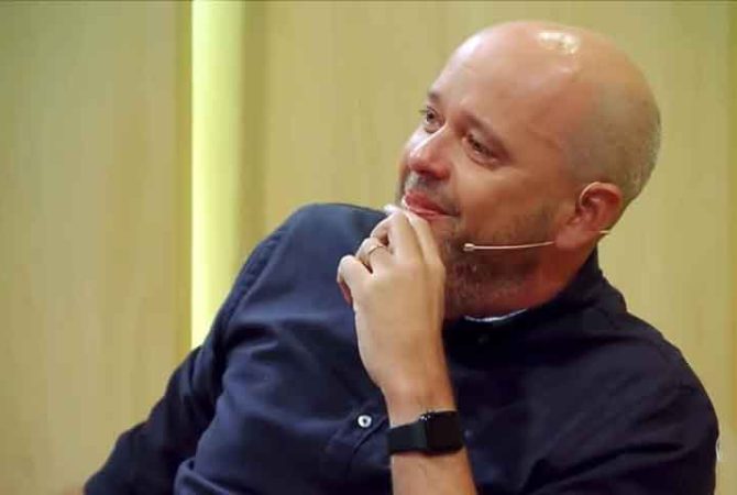 Alex Escobar anuncia afastamento da TV Globo para realizar cirurgia nas cordas vocais