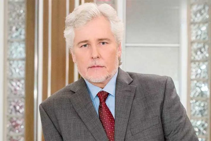 Michael E Knight - Cabelos grisalhos/brancos - Reprodução do Youtube