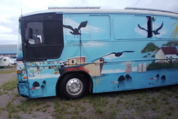 Casal vive em mansão sobre rodas e leva vida na estrada – Reprodução/YouTube