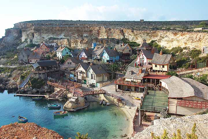 <p>Construída como cenário de filme, Popeye Village virou parque temático. Localizada perto de Mellie?a, oferece diversão para crianças e adultos. Além das casas coloridas, há shows e atividades interativas. Assim, o vilarejo prova que até o cinema deixou sua marca em Malta.</p>
