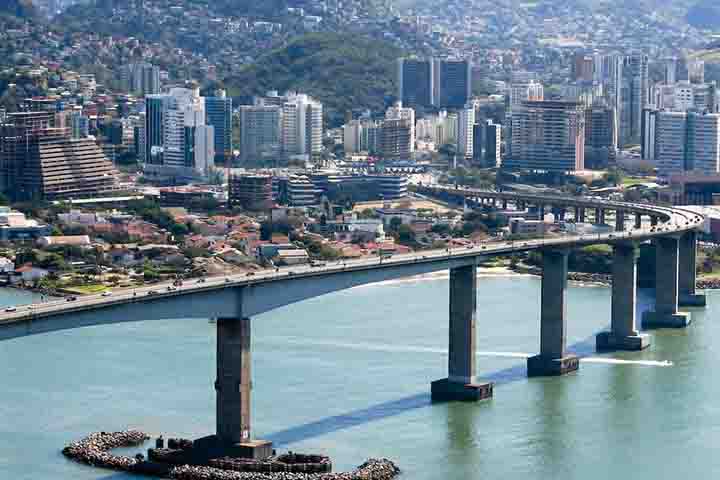A cidade é formada principalmente pela chamada Ilha de Vitória, além de várias ilhas menores e uma pequena área continental, conectadas ao restante da região por pontes modernas.