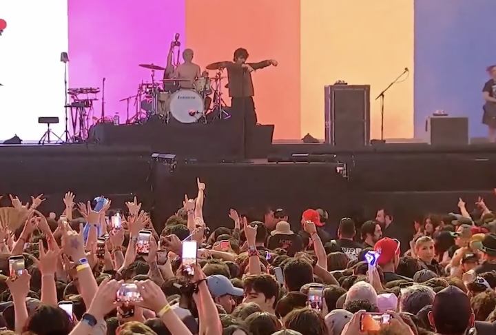 <p>O show aconteceu na noite de domingo, 22 de março, servindo como um “aquecimento” de luxo para as atrações principais, Tyler, the Creator e Lorde. O grupo atraiu uma multidão jovem e numerosa, que reagiu com sinalizadores e intensas rodas de “bate-cabeça”.</p>
