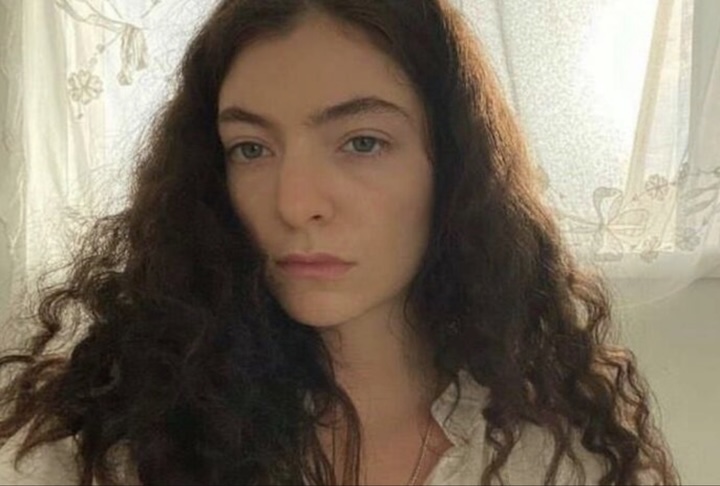 Apesar do sucesso global, Lorde preserva uma vida relativamente discreta fora dos palcos. A cantora raramente segue cronogramas tradicionais de lançamentos e prefere trabalhar no próprio ritmo criativo.