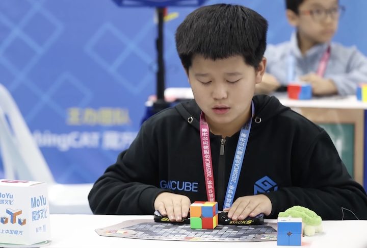 <p>Ziyu competia na modalidade 2x2x2 do speedcubing, na qual os participantes analisam o cubo por alguns instantes antes de iniciar o cronômetro e tentar resolvê-lo no menor tempo possível.</p>
