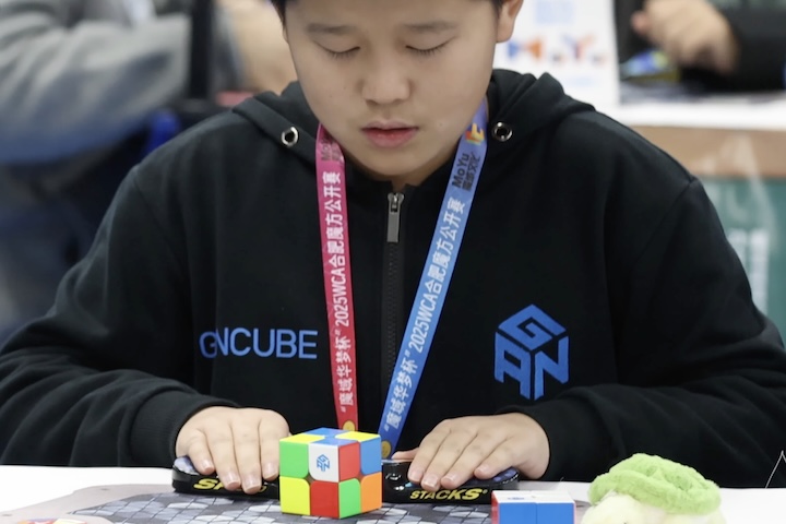 <p>O menino de apenas 9 anos pulverizou o recorde mundial de resolução do cubo mágico 2x2x2: com uma agilidade impressionante, o pequeno prodígio precisou de apenas 0,39 segundo para concluir o desafio.</p>
