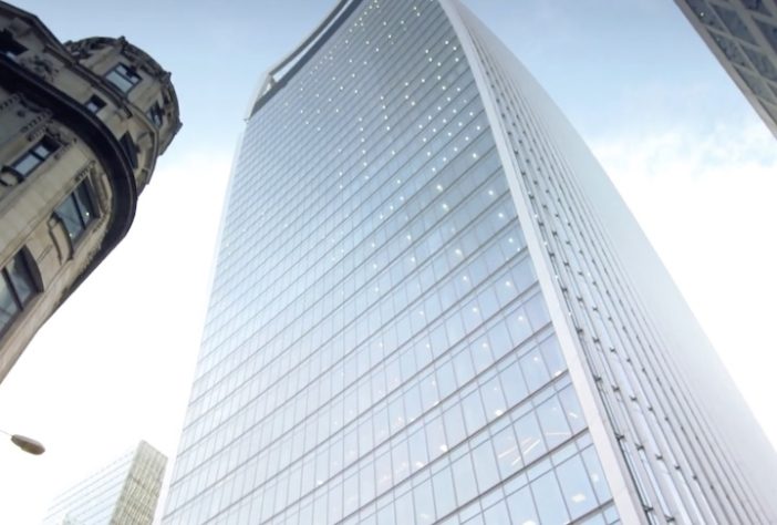 Edifício 20 Fenchurch Street, em Londres, danificou carros na rua – Reprodução/YouTube