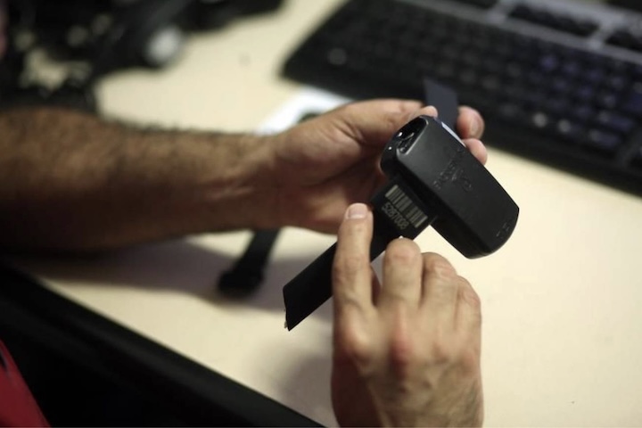 <p>Além do rastreamento, as tornozeleiras são projetadas para serem resistentes e seguras. Elas têm sensores que detectam tentativas de violação, como cortes ou rompimentos, e são feitas de materiais duráveis, geralmente à prova d’água.</p>
