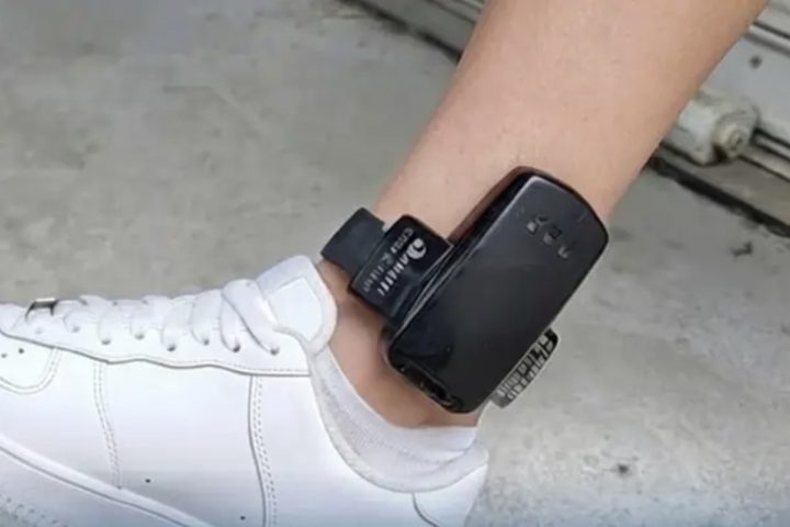 <p>No entanto, a implementação prática só ocorreu nos anos 1980, quando o juiz Jack Love, do Novo México, convenceu uma empresa de tecnologia a desenvolver o primeiro protótipo funcional para monitorar detentos em prisão domiciliar.</p>
