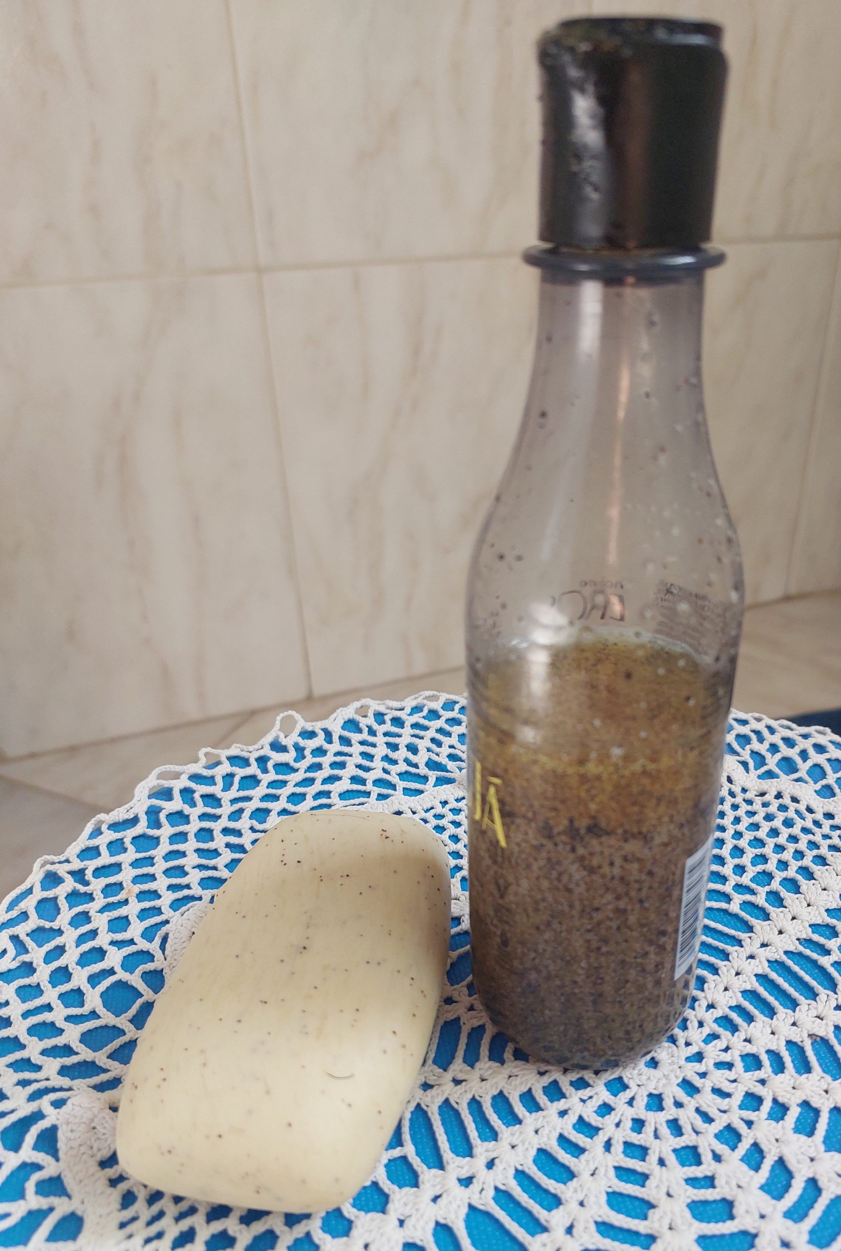 O sabonete ou gel esfoliante é um aliado nos cuidados com a pele, removendo células mortas, impurezas e resíduos acumulados ao longo do dia. Esse processo favorece a renovação celular e pode deixar a pele com aparência mais uniforme, macia e luminosa. -  (crédito: Arquivo pessoal Monica Sá)