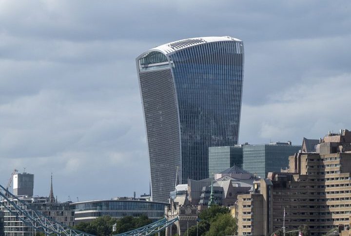 Localizado no centro financeiro de <span class='hover:entity-accent entity-underline inline cursor-pointer align-baseline'><span class='whitespace-normal'>Londres</span></span>, um edifício icônico conhecido como 'Walkie Talkie' ganhou os noticiários quando foi inaugurado por conta de um motivo inusitado. -  (crédito: Flickr - sebastiandoe5)