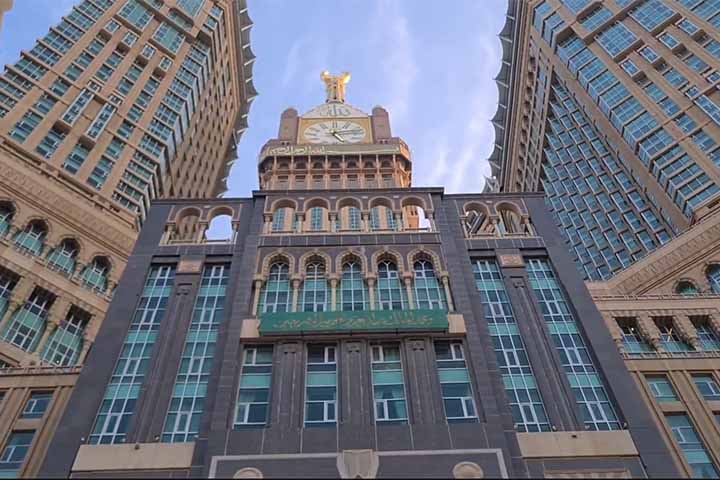 <p>Durante as obras, ocorreram dois incêndios significativos. O primeiro aconteceu em outubro de 2008, na Torre Hajar, quando o fogo se espalhou rapidamente, alimentado por madeira utilizada na obra.</p>
