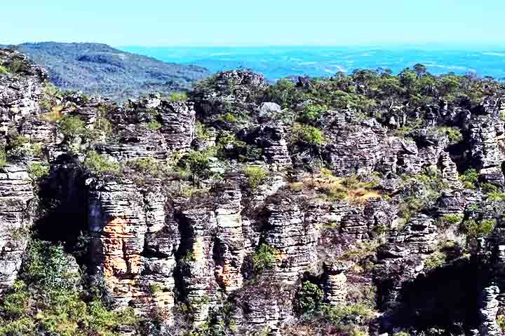 <p>Situada na região da Serra dos Pireneus, a cidade é cercada por trilhas e formações rochosas típicas do Cerrado.</p>
