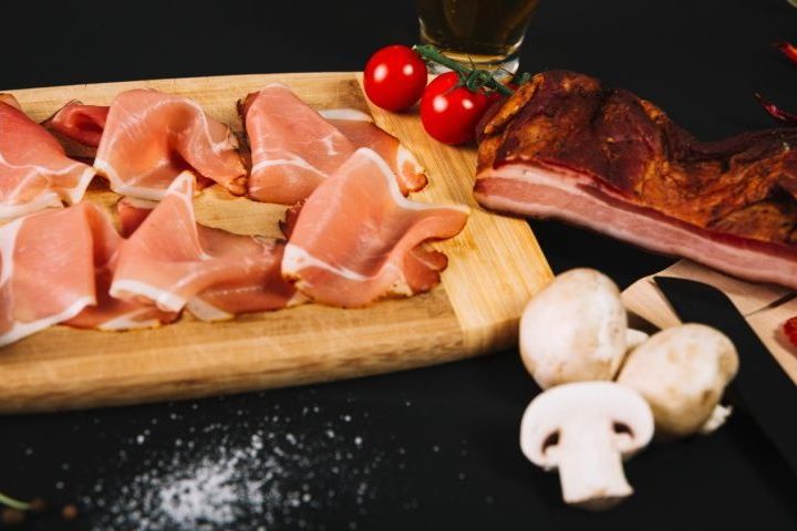 <p>A pancetta normalmente é curada com sal, pimenta, ervas e especiarias, mas não é defumada, o que preserva um sabor de carne suína mais puro e delicado.</p>
