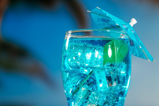 Corantes são vilões: nutricionista explica quais bebidas alcoólicas provocam as piores ressacas