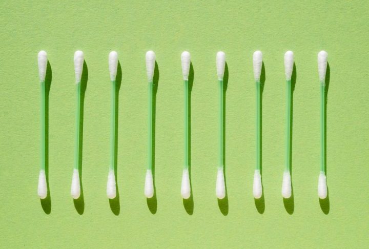 <p>Cotonetes: A reciclagem desse item é inviável por questões sanitárias, operacionais e comerciais. Além de muito pequenos — o que faz com que se percam na triagem — as hastes flexíveis geralmente chegam contaminadas.</p>
