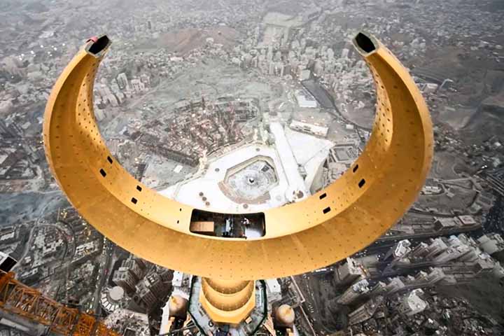 <p>Cada face do relógio tem cerca de 43 metros de diâmetro. O topo da torre possui ainda um enorme crescente islâmico dourado, símbolo tradicional do islamismo, que pesa dezenas de toneladas.</p>
