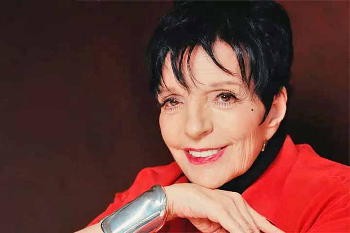 <span style='font-weight: 400;'>No dia 12 de março de 2026, a atriz e cantora Liza Minnelli fez 80 anos. Reconhecida como dona de um talento multifacetado, ela construiu uma carreira com rara capacidade de transitar entre o cinema, o teatro e a música com igual excelência. </span> -  (crédito: Reprodução do Instagram @officiallizaminnelli)