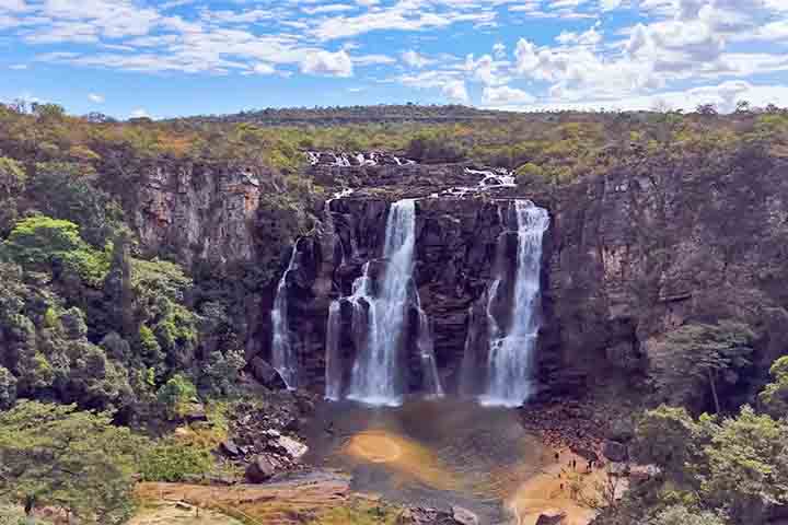 <p>O Parque Estadual da Serra dos Pireneus é um dos pontos mais procurados por quem busca ecoturismo, oferecendo mirantes e paisagens exuberantes da região.</p>

