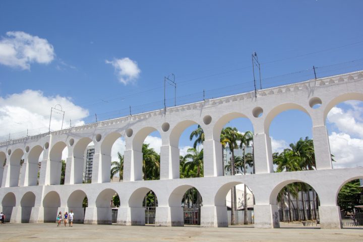 O monumento é composto por 42 arcos duplos de alvenaria, construídos com pedra, cal e óleo de baleia para garantir sustentação. Quando deixou de transportar água no século 19, cogitou-se demolir a construção, mas ela acabou preservada. 