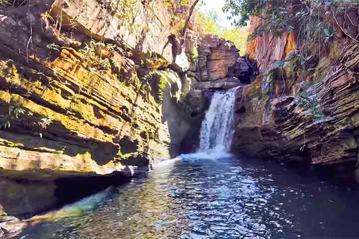 <p>Além do patrimônio histórico, Pirenópolis também se destaca pela natureza exuberante. O município é cercado por dezenas de cachoeiras de águas cristalinas, como a do Abade e a do Lázaro.</p>
