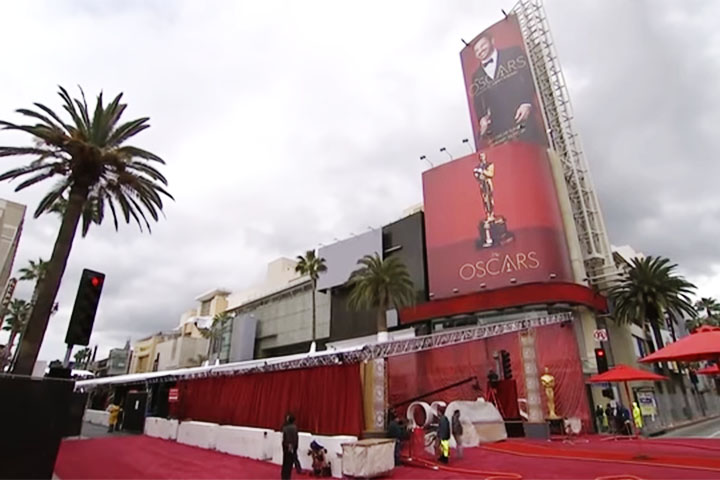 Durante a temporada do Oscar, o entorno do teatro se transforma em um grande cenário para a premiação. A tradicional passarela por onde desfilam atores, diretores e produtores é instalada na Hollywood Boulevard, enquanto a fachada do complexo recebe decoração especial com estatuetas e elementos cenográficos.