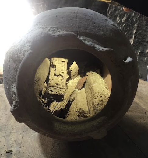 <p>Além dos sarcófagos, foram encontrados vasos cerâmicos lacrados com selos de argila que podem conter materiais orgânicos ou textos sobre os rituais de mumificação.</p>
