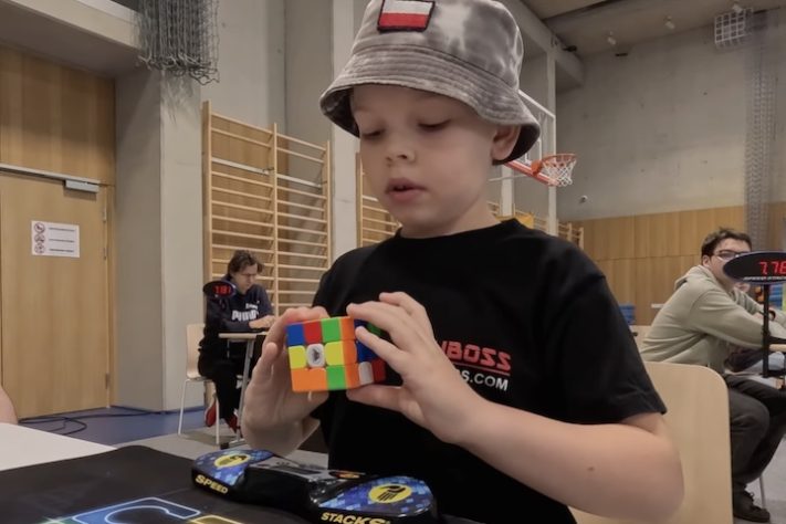 Chinês Ziyu Ye de 9 anos estabeleceu novo recorde mundial ao resolver cubo mágico em menos de 1 segundo - Reprodução/YouTube
