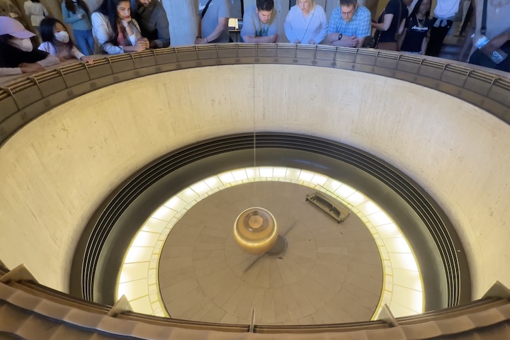 <p>Ao entrar no edifício, os visitantes são recebidos pelo imponente Pêndulo de Foucault, inaugurado em 1935, que demonstra a rotação da Terra em tempo real.</p>
