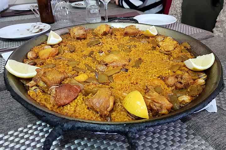 <p>Paella — Espanha<br />
Originária da região de Valência, combina arroz com frutos do mar, frango ou outros ingredientes. É um dos pratos mais representativos do país.</p>
