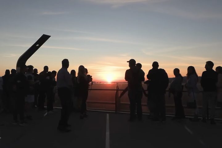 <p>TambÃ©m dentro do observatÃ³rio hÃ¡ uma linha meridiana solar instalada no piso do edifÃ­cio. Quando o Sol atinge seu ponto mais alto no cÃ©u, atravessa o salÃ£o e projeta um ponto luminoso indicando o instante preciso do meio-dia solar.</p>
