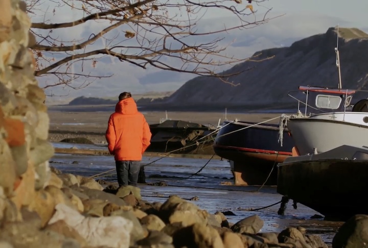 Apesar do objetivo de percurso contínuo, ainda existem pontos onde o trajeto exige desvios temporários, como a travessia do Rio Mersey, por balsa, ou a passagem por um rio no sul de Devon quando a maré estiver baixa.