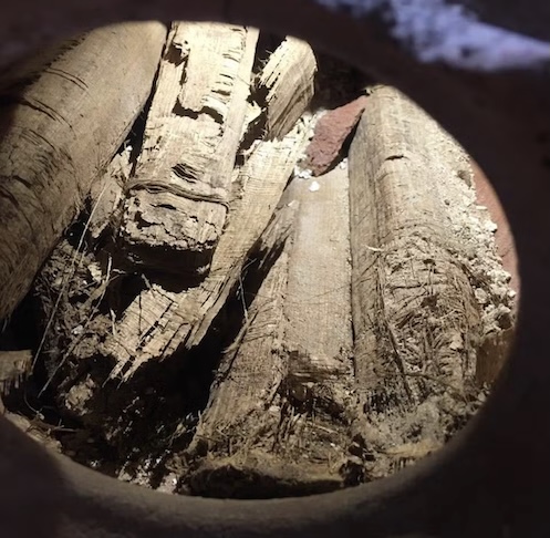 <p>Diferentemente de uma tumba individual, os caixões foram encontrados empilhados em uma câmara rochosa, com tampas separadas das bases para otimizar o espaço.</p>
