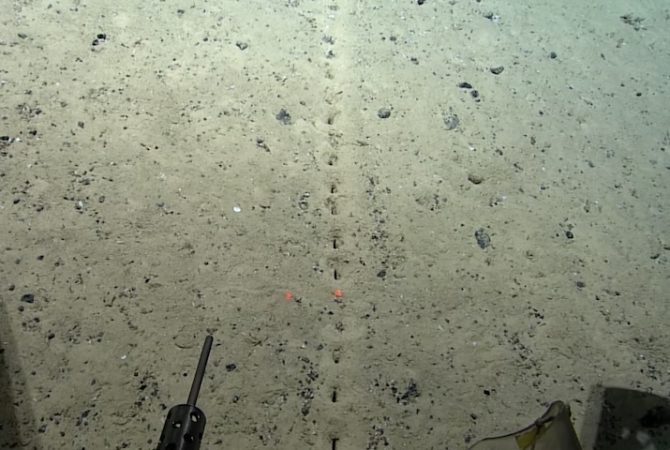 Mistério! Fileira de buracos alinhados a mais de 2 mil metros de profundidade no oceano intriga cientistas