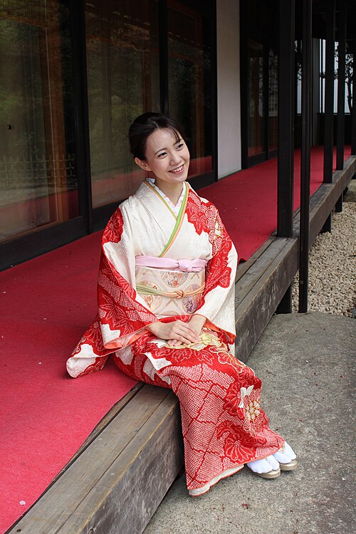 <p>Na dimensão cultural, o quimono celebra a arte e a estética, palco de cores e símbolos. Cada estampa traduz elementos da natureza ou da filosofia japonesa, tornando-se expressão estética que dialoga com a sensibilidade coletiva. Ele conecta gerações e inspira artistas contemporâneos, mantendo viva a tradição.</p>
