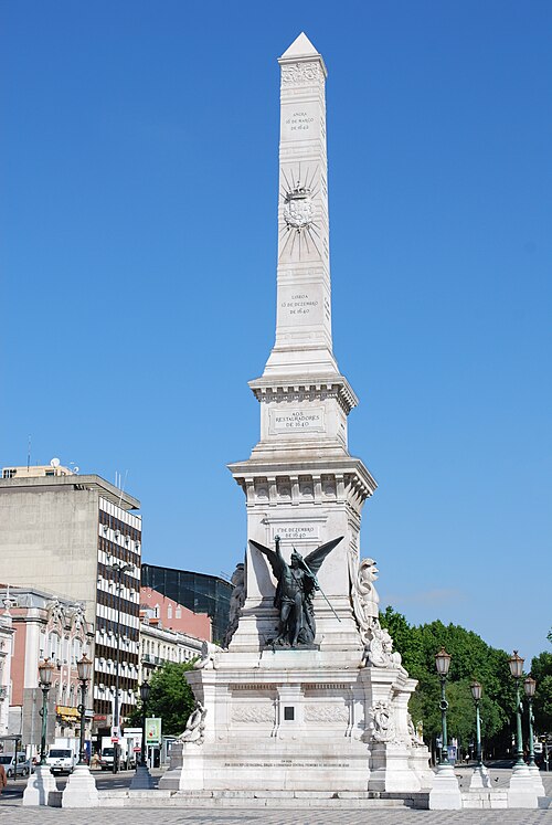 Já em Lisboa, o Monumento aos Restauradores, inaugurado em 1886, celebra a Restauração da Independência. Ambos são feitos em granito e bronze, destacando-se como símbolos históricos e turísticos que reforçam a memória nacional portuguesa.
